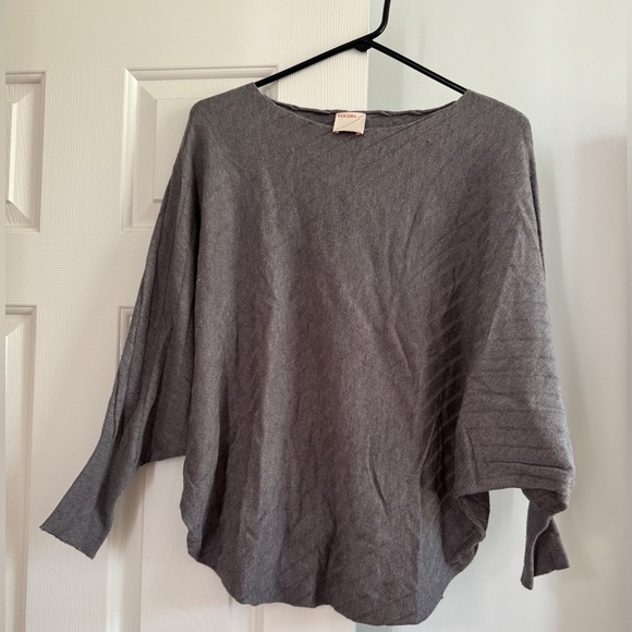Boat neck, very soft, with batwing sleeves. Color - gray | Size: M/L - Picture 1 of 7